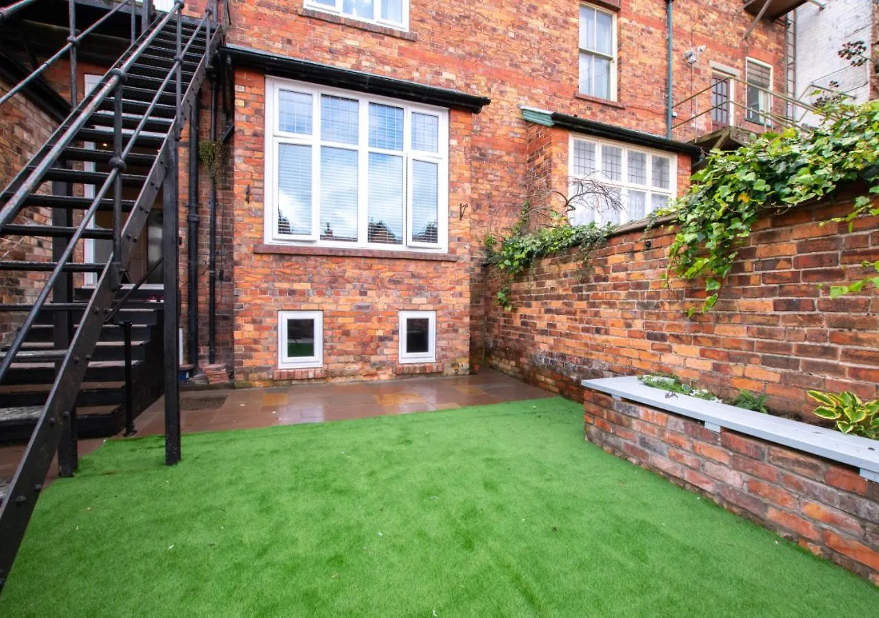 Sea Pearl Daire Scarborough 0*,